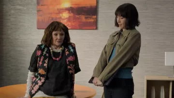 Gilet sans manches matelassé An'ge porté par Grand-mère Dix (Siân Phillips) dans l'épisode « The Chelsea Detective » (S04E01).