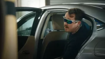 Lunettes de soleil Oakley Sphaera portées par Shane (Shane Gillis) comme on le voit dans l'épisode Tires (S02E01)