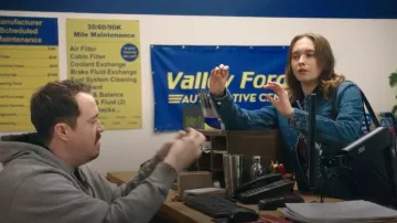 Veste de travail en denim Everlane portée par Veronika Slowikowska dans l'épisode Tires (S02E03)