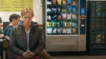 Veste en cuir Marc New York Winton portée par George (Francis Ellis) dans l'épisode Tires (S02E05).