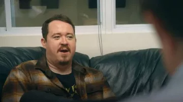 Chemise en flanelle slim fit LL Bean portée par Shane (Shane Gillis) dans l'épisode Tires (S02E03).