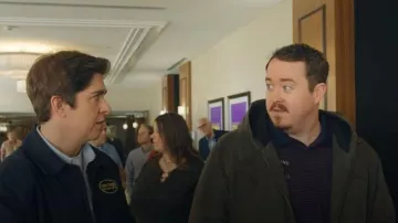 Veste bomber à capuche en toile de coton Levi's Workwear portée par Shane (Shane Gillis) dans l'épisode Tires (S02E06).