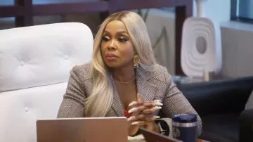 Boucles d'oreilles œil maléfique plaquées or 18 carats Pump Up The Gem portées par Phaedra Parks dans l'épisode 17 de The Real Housewives of Atlanta (S17E17).