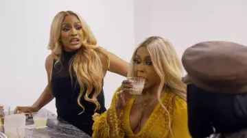 Robe longue Lulus Irresistibly Modern en maille noire à col montant portée par Drew Sidora dans l'épisode 17 de The Real Housewives of Atlanta (S17E17)