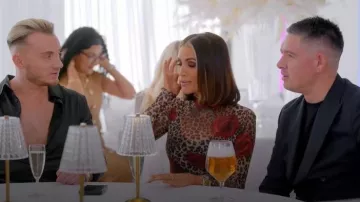 Robe à nouer en maille Jayde Store portée par Amy Childs dans l'épisode 1 de la saison 36 de The Only Way Is Essex.