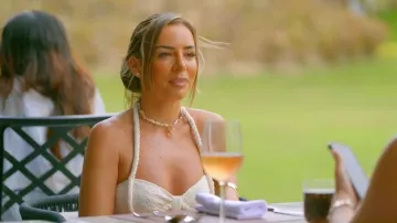 Collier Shein Starfish porté par Elma Pazar) comme on le voit dans The Only Way Is Essex (S36E03)