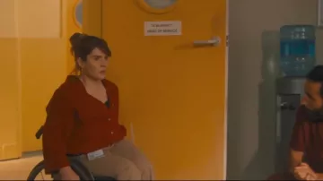 Chemise oversize en popeline délavée Zara portée par le Dr Gabrielle Fox (Ruth Madeley) dans l'épisode « The Rapture » (S01E04).