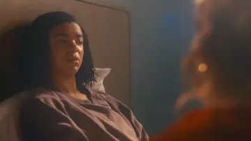 T-shirt marron Urban Outfitters Loom porté par Bethany Krall (India Ria Amarteifio) dans l'épisode « The Rapture » (S01E04).