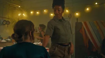 Chemise courte en jean Asos DesignDenim vert kaki portée par Bethany Krall (India Ria Amarteifio) dans l'épisode « The Rapture » (S01E04).