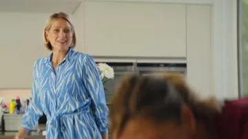 Robe-chemise midi ceinturée à imprimé chic bleu et blanc Sosandar portée par Karen (Siân Brooke) dans l'épisode Trying (S05E02)