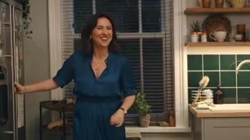 Vestido midi de satén con mangas abullonadas y bajo asimétrico de Zadig&amp;Voltaire Rima, usado por Nikki (Esther Smith) en el episodio Trying (S05E02).