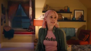Iets frans... Haut de survêtement Green Trip porté par Princess (Scarlett Rayner) comme on le voit dans l'épisode Trying (S05E02)