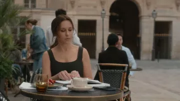 Pull sans manches côtelé en maille 3D Uniqlo porté par Chelsea Martin (Lacey Chabert) dans l'épisode « Paris is Always a Good Idea » (S01E01).