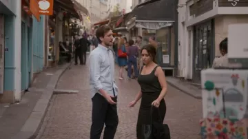 Jupe Wilfred Riviera portée par Chelsea Martin (Lacey Chabert) dans l'épisode « Paris is Always a Good Idea » (S01E01).