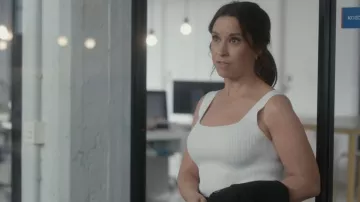 Pull sans manches côtelé en maille 3D Uniqlo porté par Chelsea Martin (Lacey Chabert) dans l'épisode « Paris is Always a Good Idea » (S01E01).