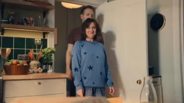 Haut de pyjama à manches longues et col rond à imprimé étoiles Marks &amp; Spencer porté par Nikki (Esther Smith) dans l'épisode Trying (S05E03).