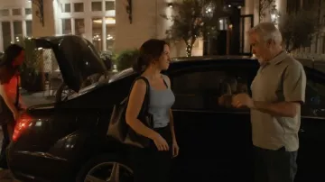 Sac cabas en cuir Il Bisonte Nina porté par Chelsea Martin (Lacey Chabert) dans l'épisode « Paris is Always a Good Idea » (S01E01).