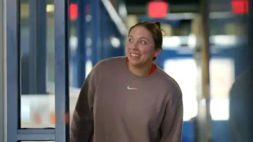 Sweat-shirt oversize Nike Sportswear Phoenix Fleece porté par Alli McBee dans l'épisode 7 de la saison 3 de The McBee Dynasty : Real American Cowboys.