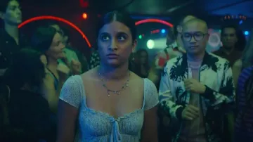 Chemisier à manches courtes Kimchi Blue Piper d'Urban Outfitters porté par Robyn Cara (Robyn Cara, vue dans l'épisode Trying (S05E03)).
