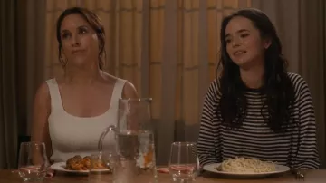 Pull Zara en maille double porté par Annabelle (Rebecca Hanssen) dans l'épisode « Paris is Always a Good Idea » (S01E01).