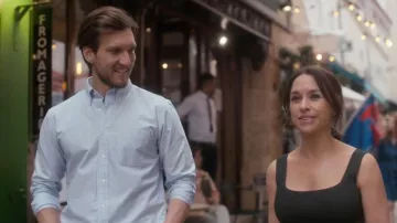 Camisa de vestir a cuadros de Brooks Brothers usada por Jason Knightly (Scott Michael Foster) como se ve en París siempre es una buena idea (T01E01)