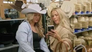 Surchemise tricotée Trendy Threads A True Comfort portée par Kacie Adkison dans l'épisode 7 de la saison 3 de The McBee Dynasty : Real American Cowboys.