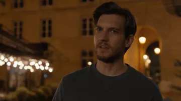 Sweat-shirt Velvet by Graham &amp; Spencer Cillian porté par Jason Knightly (Scott Michael Foster) dans l'épisode « Paris is Always a Good Idea » (S01E01).