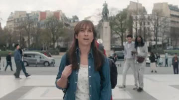 Débardeur H&amp;M à mailles ajourées porté par Chelsea Martin (Lacey Chabert) dans l'épisode « Paris is Always a Good Idea » (S01E01).