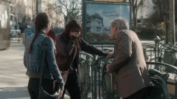 Le survêtement rayé BDG rétréci porté par Annabelle (Rebecca Hanssen) dans l'épisode « Paris is Always a Good Idea » (S01E01)