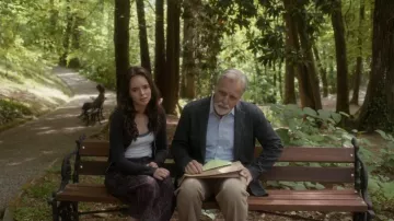 Pantalon chino imprimé Scalpers porté par Annabelle (Rebecca Hanssen) dans l'épisode « Paris is Always a Good Idea » (S01E01).