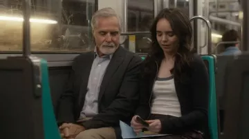 Chemise zippée à manches longues et coupe slim portée par Annabelle (Rebecca Hanssen) dans l'épisode « Paris is Always a Good Idea » (S01E01).