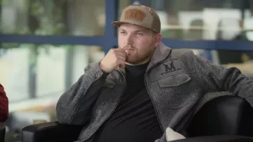 Veste-chemise en maille Legendary White Tails Tough as Buck portée par Cole McBee dans The McBee Dynasty : Real American Cowboys (S03E07)