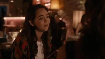 T-shirt Uniqlo à col rond porté par Annabelle (Rebecca Hanssen) dans l'épisode « Paris is Always a Good Idea » (S01E01).