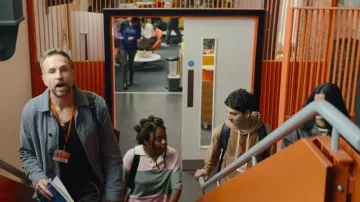 Veste de travail en velours côtelé bleu Oakdale de &amp;Sons Trading Co portée par Jason (Rafe Spall) dans l'épisode Trying (S05E03)