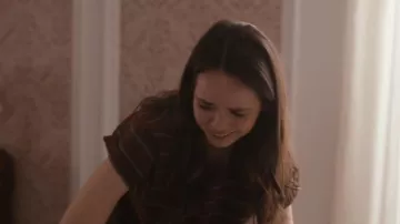 T-shirt Uniqlo en coton lavé, coupe carrée, porté par Annabelle (Rebecca Hanssen) dans l'épisode « Paris is Always a Good Idea » (S01E02).