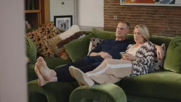 Pantalon large Sosandar camel à rayures latérales blanches porté par Karen (Siân Brooke) dans l'épisode Trying (S05E04)