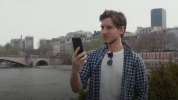 Chemise en popeline Uniqlo à carreaux | Portée par Jason Knightly (Scott Michael Foster) dans l'épisode « Paris is Always a Good Idea » (S01E01)