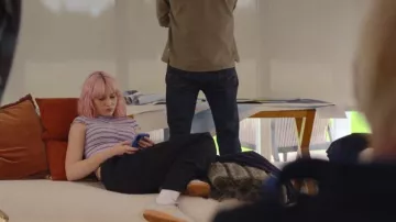 Baskets Adidas Handball Spezial grises presque roses, portées par Princess (Scarlett Rayner) dans l'épisode Trying (S05E04).