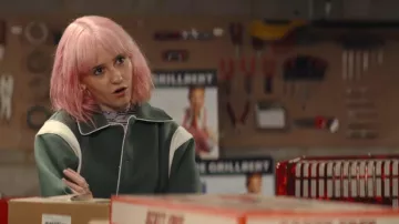 Blouson aviateur Cotton On On vert à empiècements, porté par Princess (Scarlett Rayner) dans l'épisode Trying (S05E04).