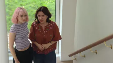 Haut ample brodé KATY porté par Nikki (Esther Smith) comme on le voit dans Trying (S05E04)