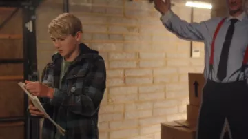 Veste polaire bleue Element Hueco pour garçon de 8 à 16 ans portée par Tyler (Cooper Turner) dans l'épisode Trying (S05E04).
