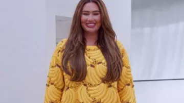 Pull en crochet banane porté par Lauren Goodger dans l'émission TOWIE S37, vu dans The Only Way Is Essex (S37)
