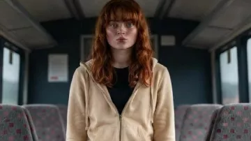 Sweat à capuche beige Jean Grey de Spider-Man : Un jour nouveau, comme on le voit dans le film Spider-Man : Un jour nouveau