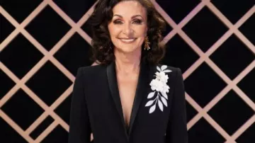 Blazer noir porté par Shirley Ballas, juge de l'émission Dancing with the Stars 2026, comme on peut le voir dans l'émission Dancing with the Stars : The Next Pro.