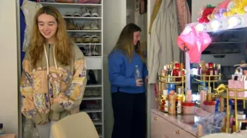 Sweat à capuche patchwork à volants Farm Girls porté par Baylen Dupree dans l'épisode Baylen Out Loud (S03E08)