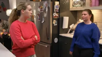 Pull Asos Design à col rond et coupe carrée porté par Baylen Dupree dans l'épisode Baylen Out Loud (S03E08)