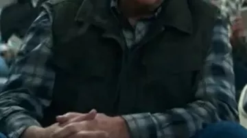 Ransom Canyon S02 Brett Cullen Gilet en coton porté par Sam Kirkland (Brett Cullen) dans Ransom Canyon (S02)