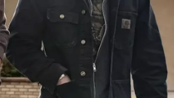 Ransom Canyon S02 Veste noire de Casey W. Johnson portée par Kit Russell (Casey W. Johnson) dans Ransom Canyon (S02)