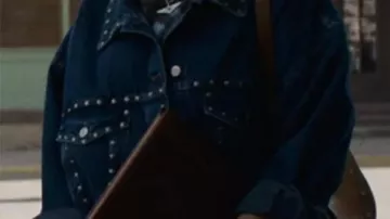 Veste en jean portée par Ellie Estevez (Marianly Tejada) dans Ransom Canyon (S02)