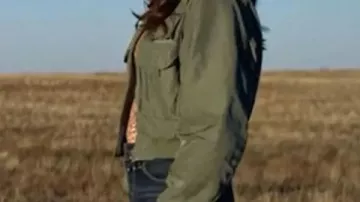 Veste bomber courte Sidney portée par Sidney (Heidi Grace Engerman) dans Ransom Canyon (S02)